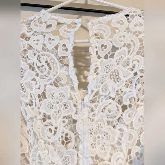 White lace Venus dress - Picture 5 of 10